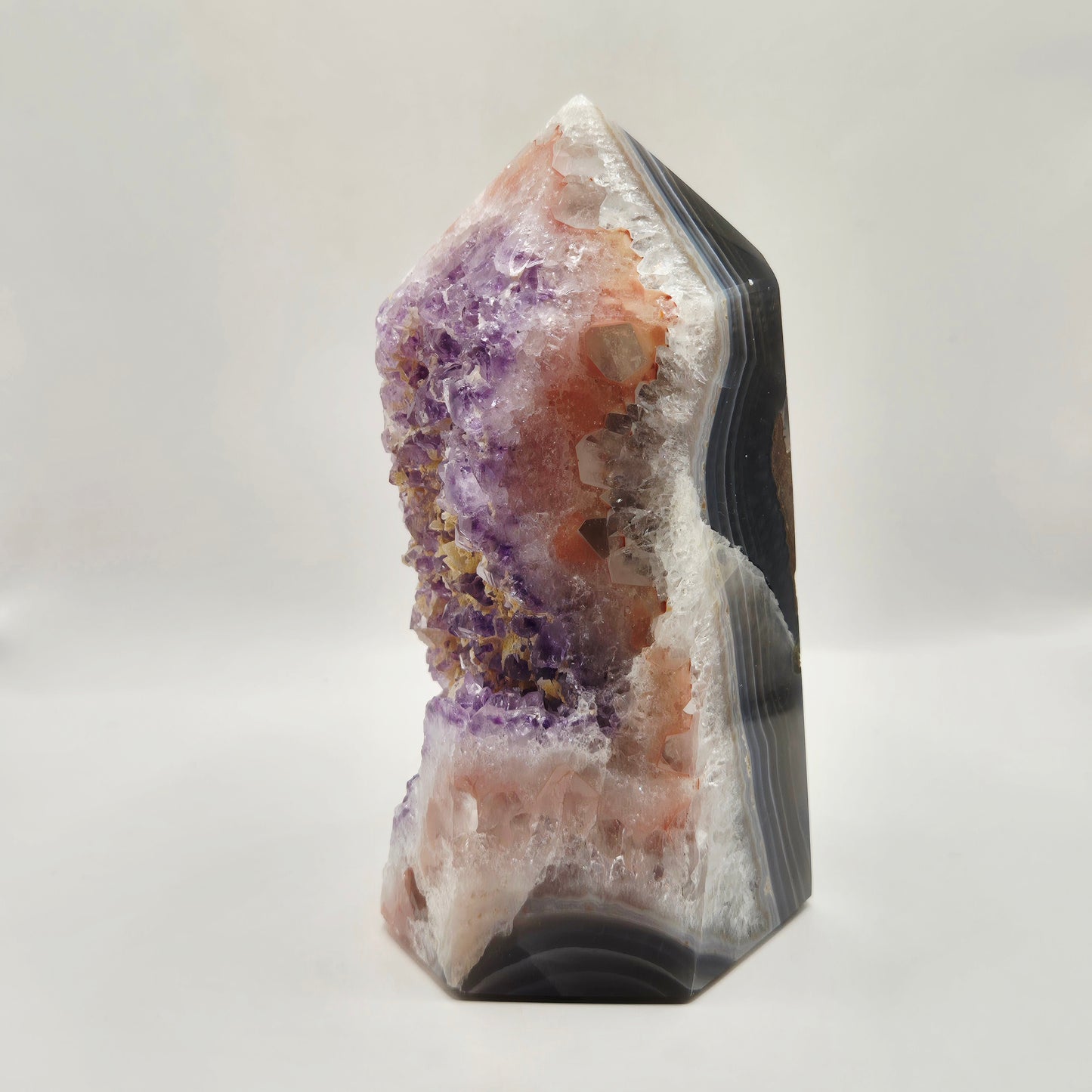 Hoogwaardige Amethist Agaat punt van 702 gram uit Uruguay met paarse druzy kristallen, roze chalcedoon en grijze agaatbanden.