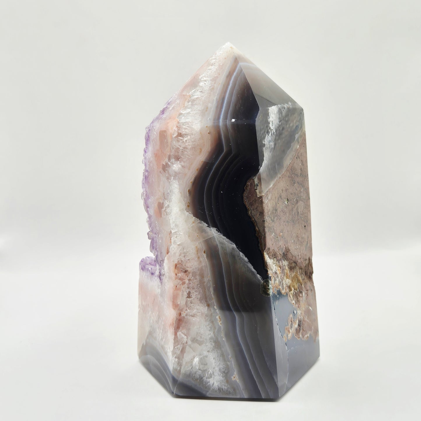 Hoogwaardige Amethist Agaat punt van 702 gram uit Uruguay met paarse druzy kristallen, roze chalcedoon en grijze agaatbanden.