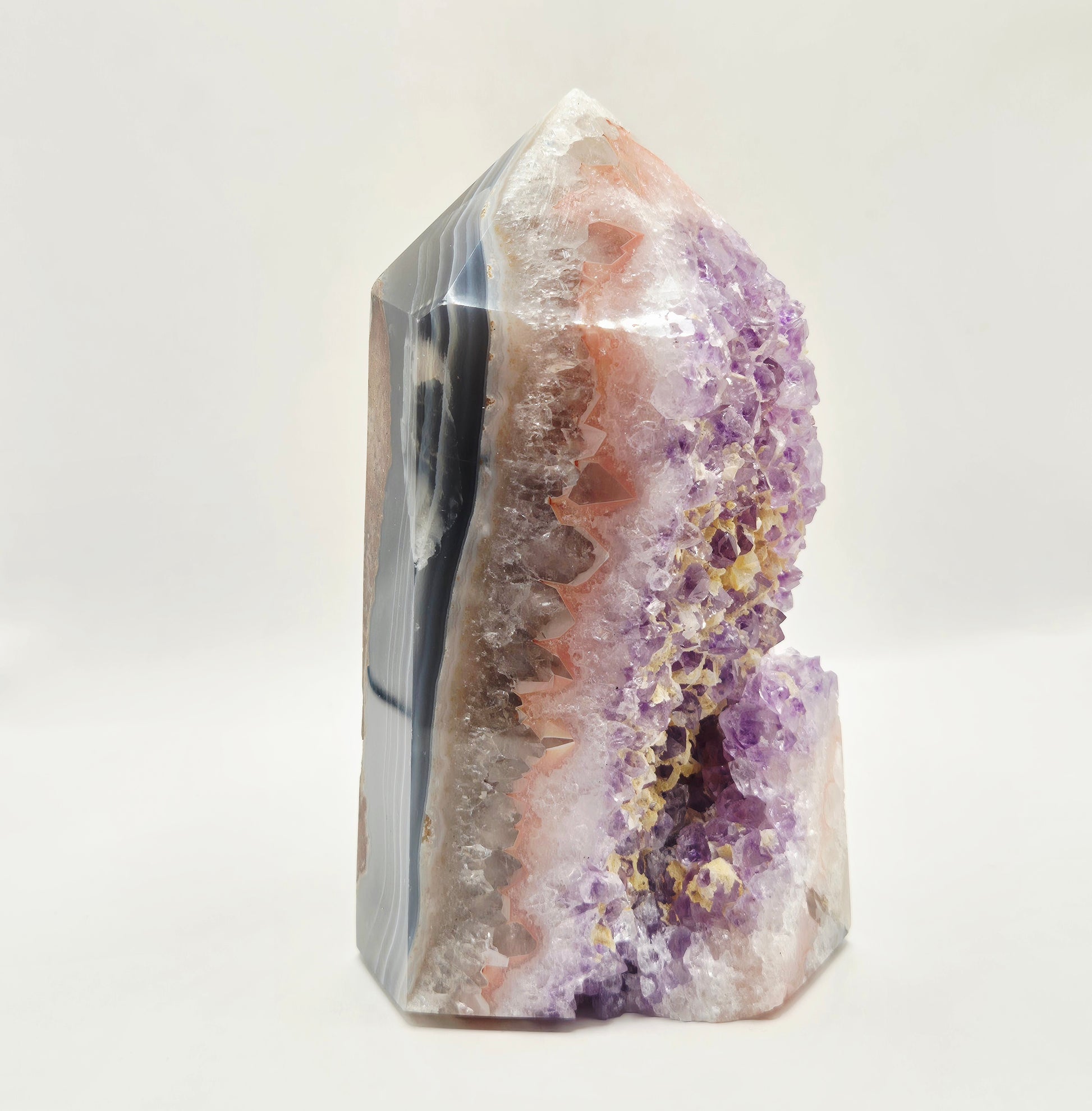 Hoogwaardige Amethist Agaat punt van 702 gram uit Uruguay met paarse druzy kristallen, roze chalcedoon en grijze agaatbanden.