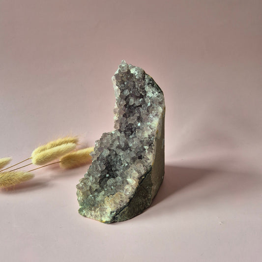 Edelsteen Amethist Geode van 747 gram – Spirituele Eyecatcher met Krachtige Energie cathedral