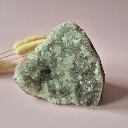 Edelsteen Grijze Amethist Geode van 533 gram – Spirituele Eyecatcher met Krachtige Energie cathedral