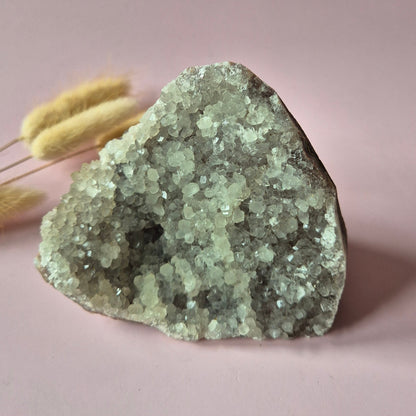 Edelsteen Grijze Amethist Geode van 533 gram – Spirituele Eyecatcher met Krachtige Energie cathedral