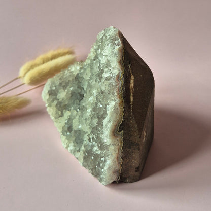 Edelsteen Grijze Amethist Geode van 533 gram – Spirituele Eyecatcher met Krachtige Energie cathedral