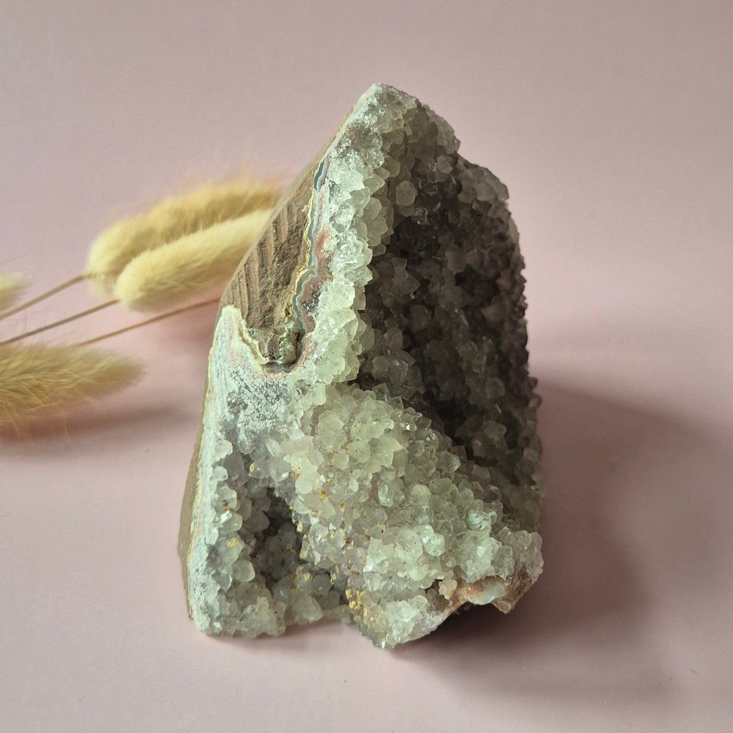 Edelsteen Grijze Amethist Geode van 533 gram – Spirituele Eyecatcher met Krachtige Energie cathedral