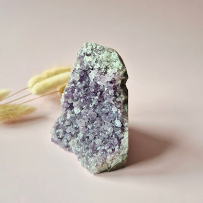 Edelsteen Gepolijste Amethist Geode van 365 gram – Spirituele Eyecatcher met Krachtige Energie