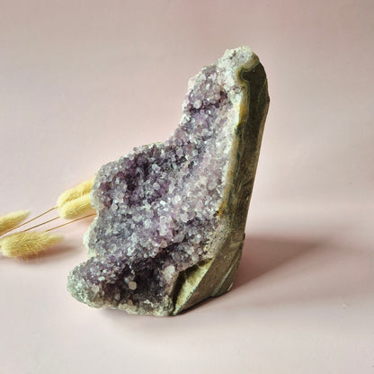 Edelsteen Amethist Geode van 1250 gram – Spirituele Eyecatcher met Krachtige Energie cathedral