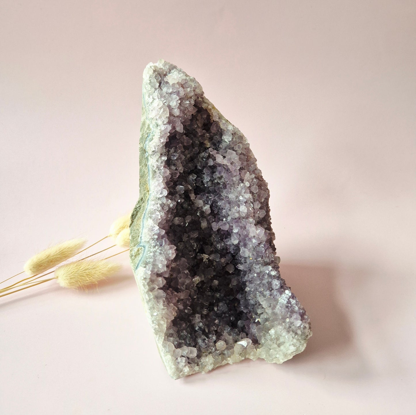 Edelsteen Amethist Geode van 1250 gram – Spirituele Eyecatcher met Krachtige Energie cathedral