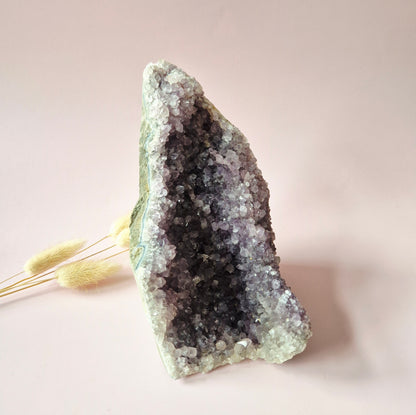 Edelsteen Amethist Geode van 1250 gram – Spirituele Eyecatcher met Krachtige Energie cathedral