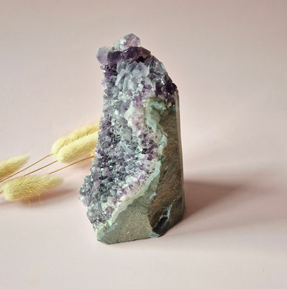 Edelsteen Amethist Geode van 599 gram – Spirituele Eyecatcher met Krachtige Energie cathedral