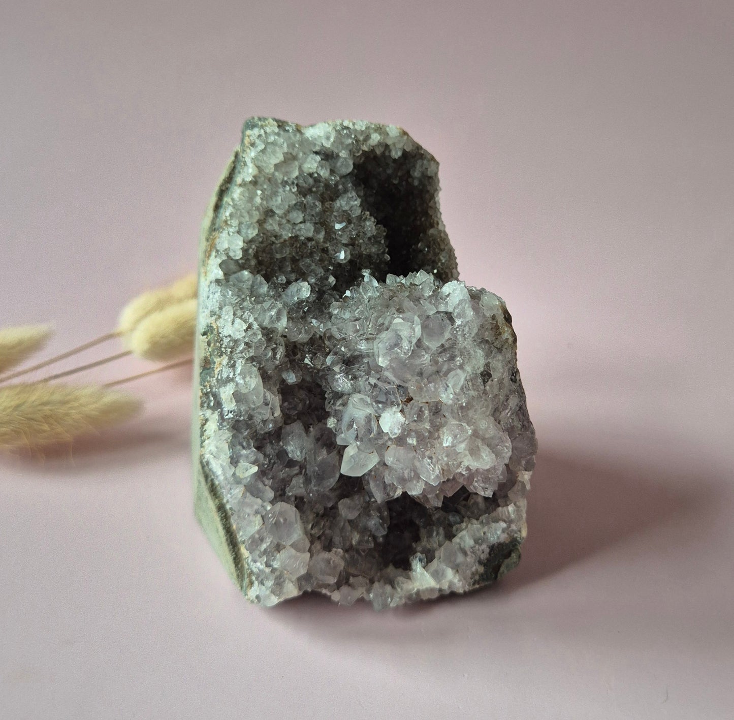 Edelsteen Amethist Geode met Calciet van 744 gram – Spirituele Eyecatcher met Krachtige Energie cathedral