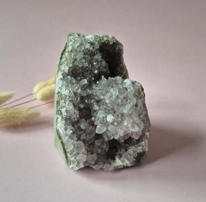 Edelsteen Amethist Geode met Calciet van 744 gram – Spirituele Eyecatcher met Krachtige Energie cathedral