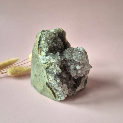 Edelsteen Amethist Geode met Calciet van 744 gram – Spirituele Eyecatcher met Krachtige Energie cathedral