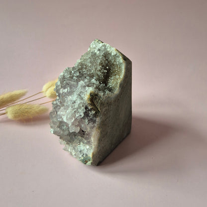 Edelsteen Amethist Geode met Calciet van 744 gram – Spirituele Eyecatcher met Krachtige Energie cathedral