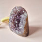 High quality amethist agaat cluster uit Uruguay van 622 gram met paarse kristalholte en gepolijste buitenzijde.