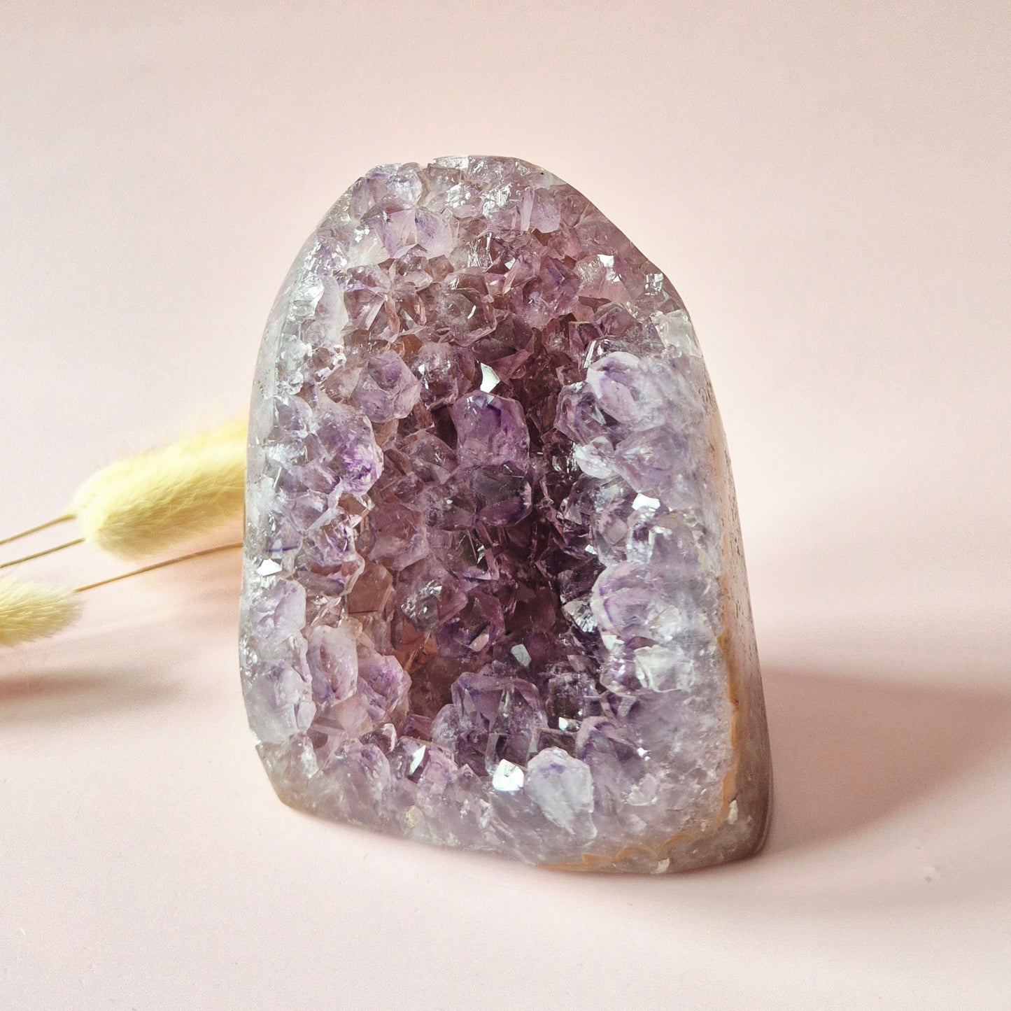 High quality amethist agaat cluster uit Uruguay van 622 gram met paarse kristalholte en gepolijste buitenzijde.