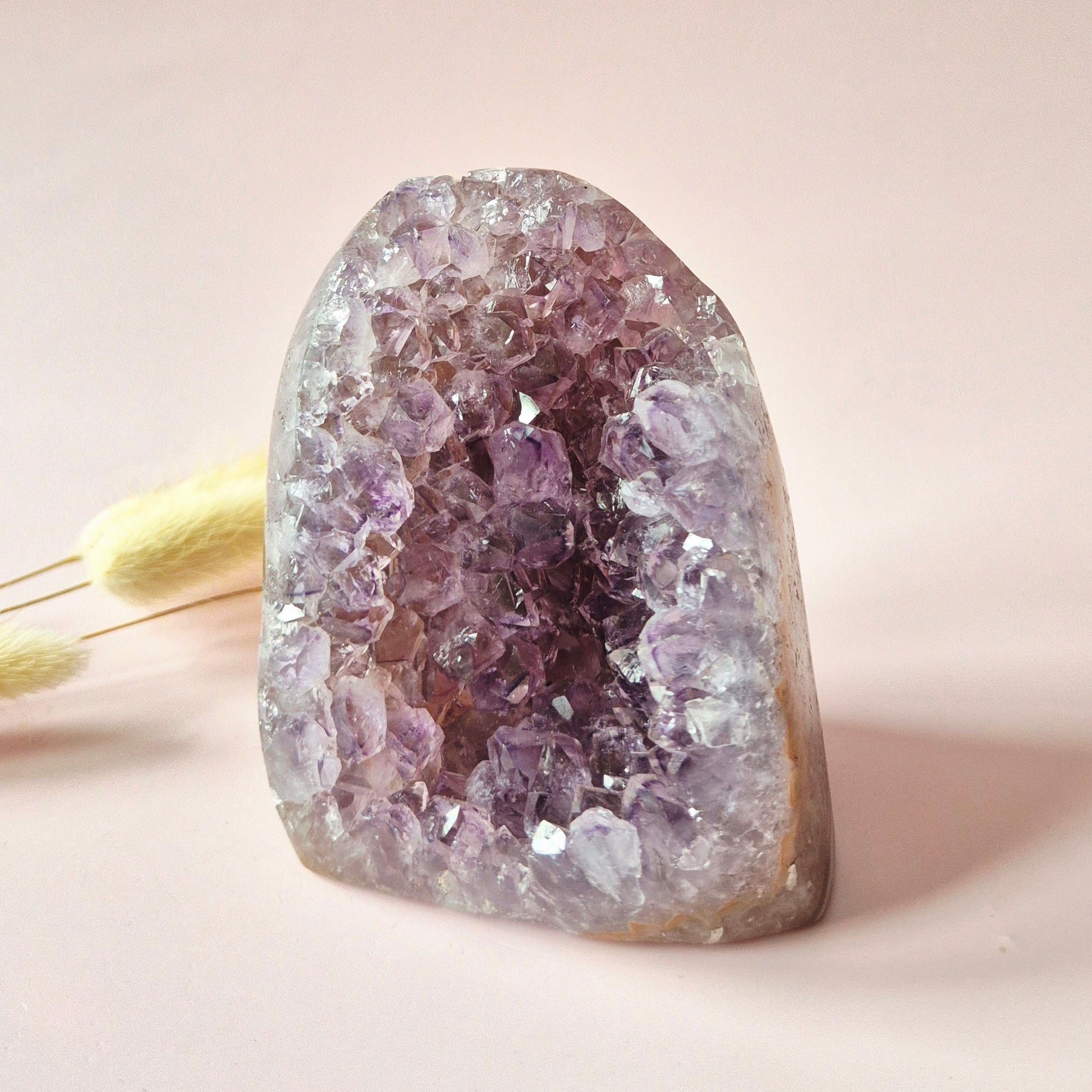 High quality amethist agaat cluster uit Uruguay van 622 gram met paarse kristalholte en gepolijste buitenzijde.