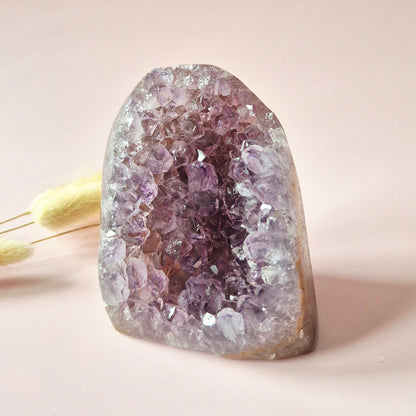High quality amethist agaat cluster uit Uruguay van 622 gram met paarse kristalholte en gepolijste buitenzijde.