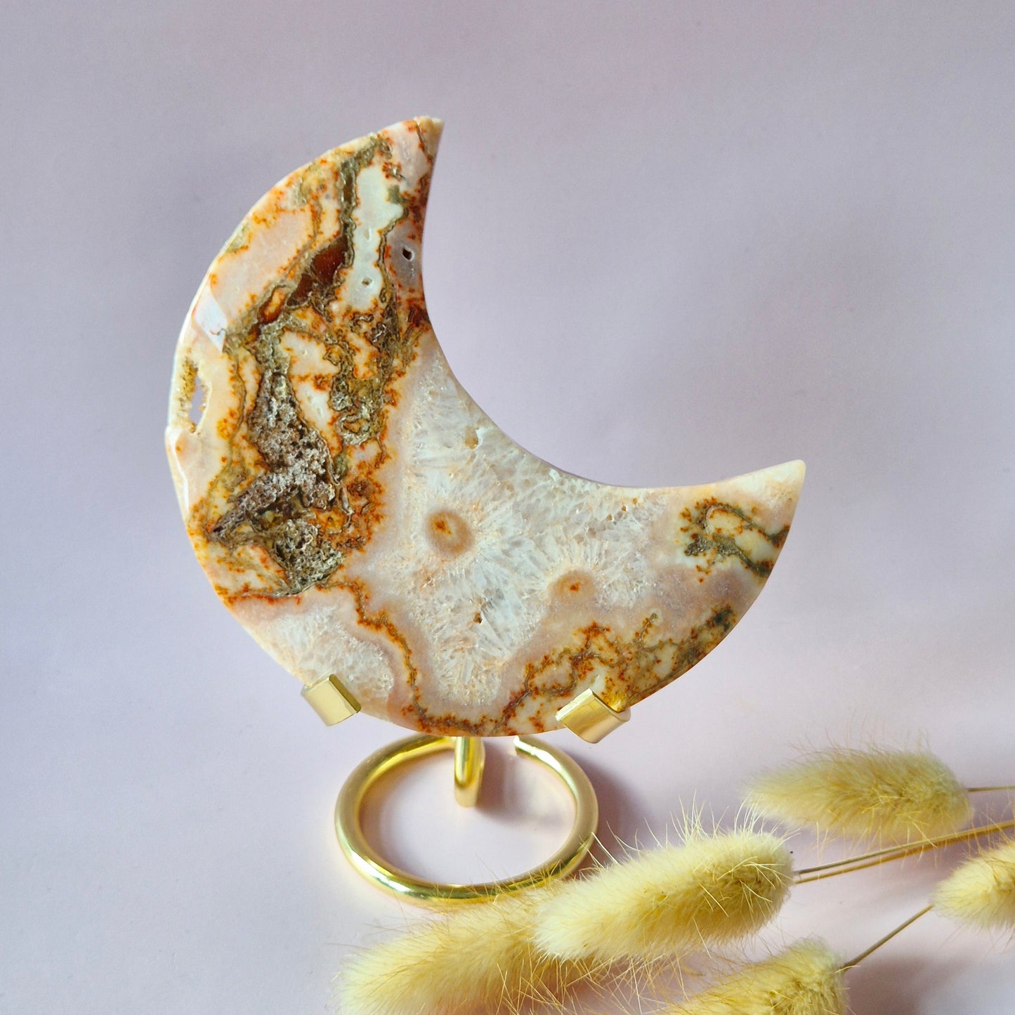 Druzy Rode Mosagaat Maan op standaard – 190g Edelsteen statement piece