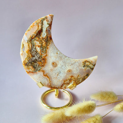 Druzy Rode Mosagaat Maan op standaard – 190g Edelsteen statement piece
