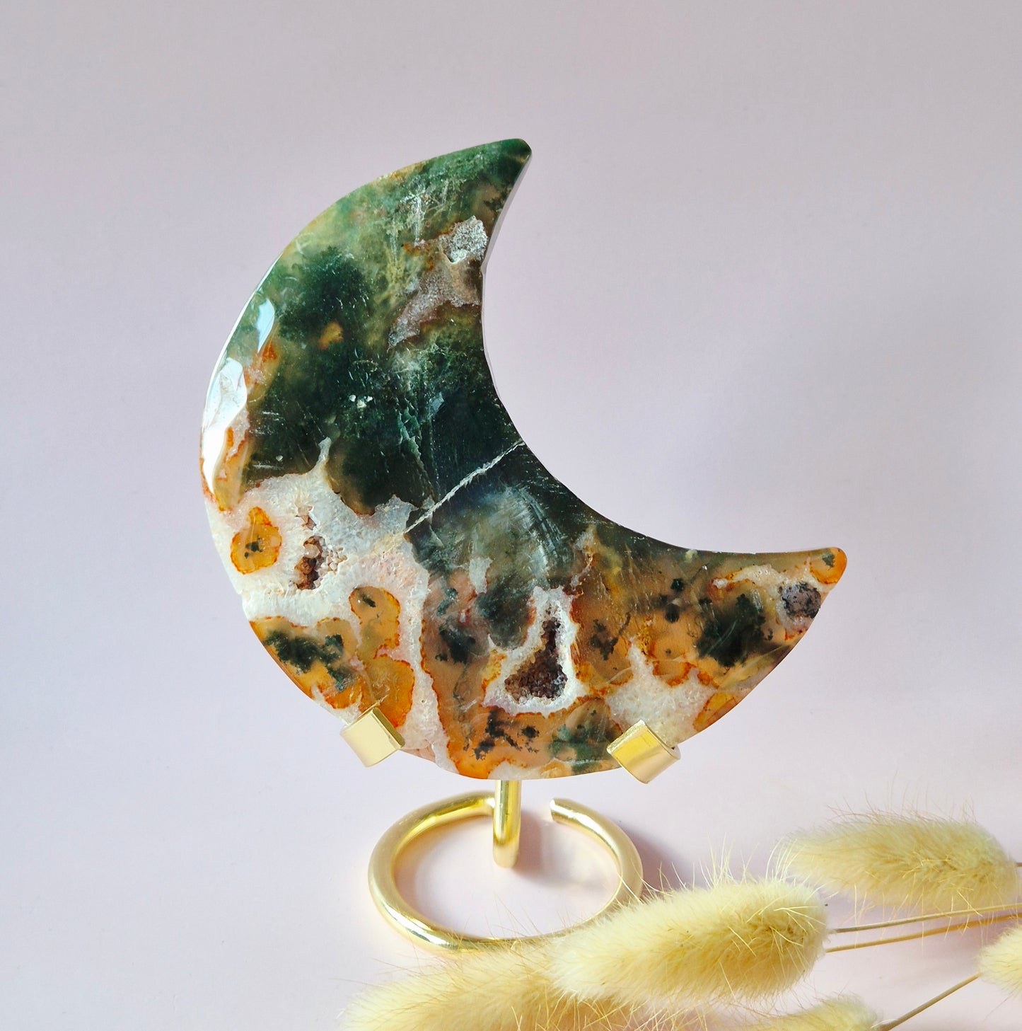 Druzy Rode Mosagaat Maan op standaard – 223g Edelsteen statement piece