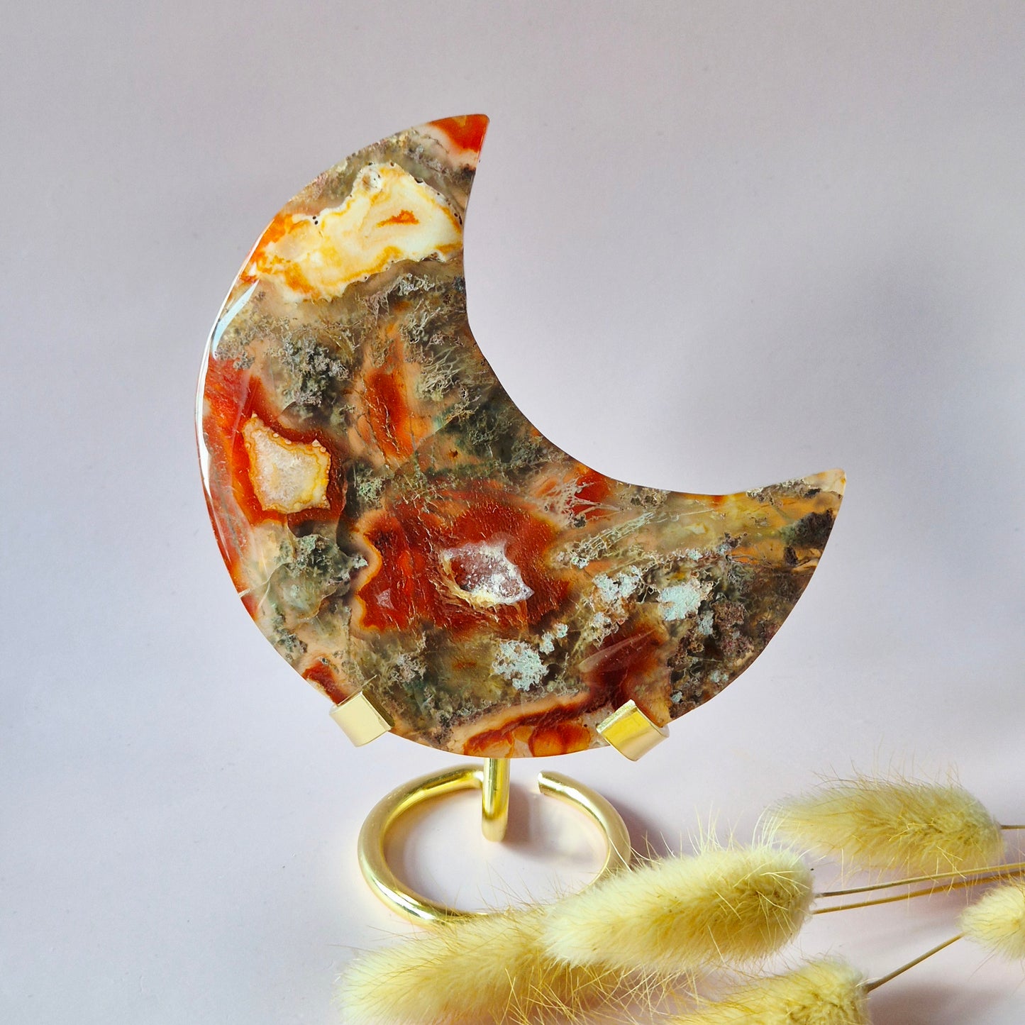 Druzy Rode Mosagaat Maan op standaard – 210g Edelsteen statement piece