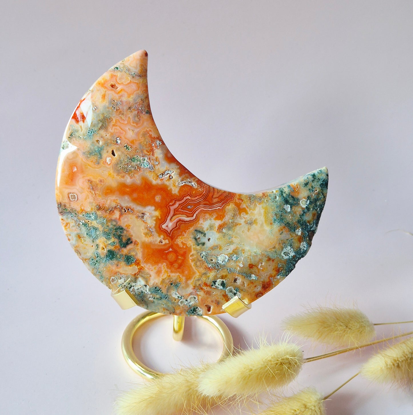 Druzy Rode Mosagaat Maan op standaard – 233g Edelsteen statement piece