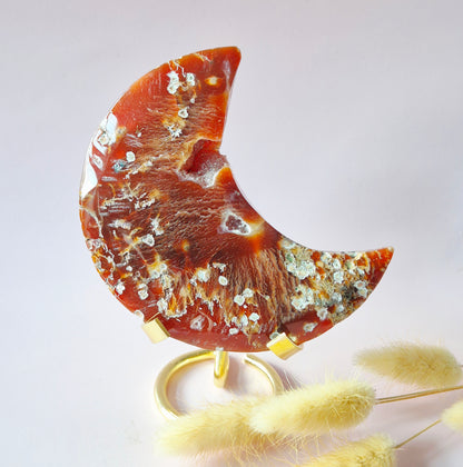 Rode Druzy Mosagaat Maan op standaard – 238g Edelsteen statement piece