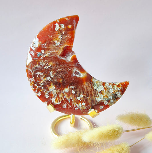 Rode Druzy Mosagaat Maan op standaard – 238g Edelsteen statement piece