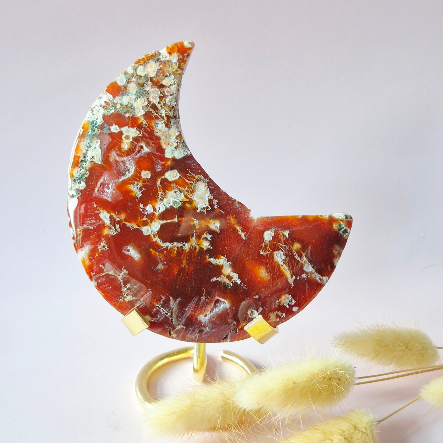 Rode Druzy Mosagaat Maan op standaard – 238g Edelsteen statement piece