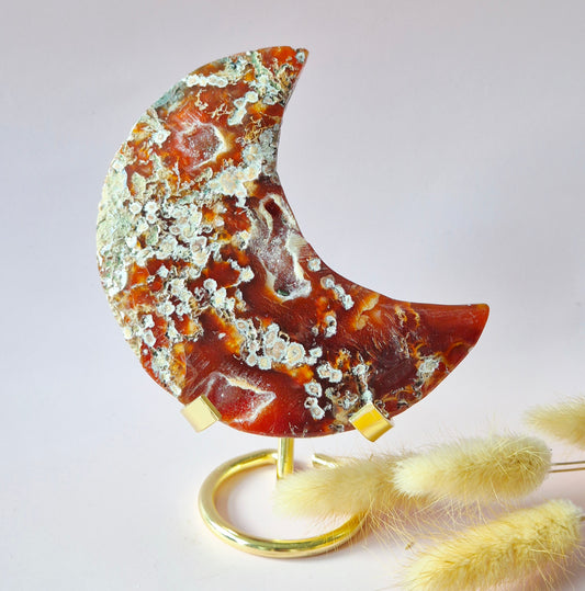 Rode Druzy Mosagaat Maan op standaard – 193g Edelsteen statement piece