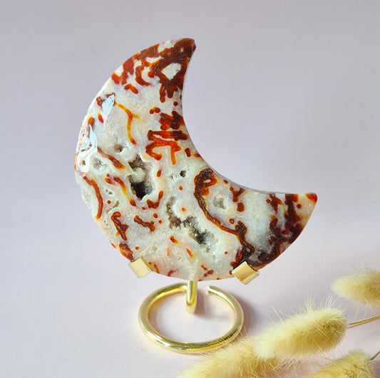 Rode Druzy Mosagaat Maan op standaard – 236g Edelsteen statement piece