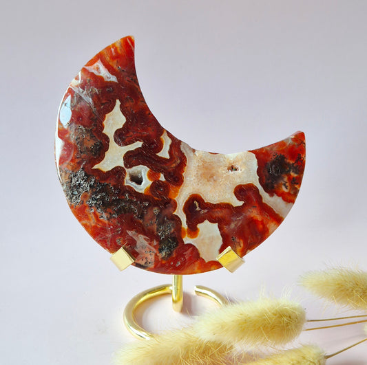 Rode Druzy Mosagaat Maan op standaard – 239g Edelsteen statement piece