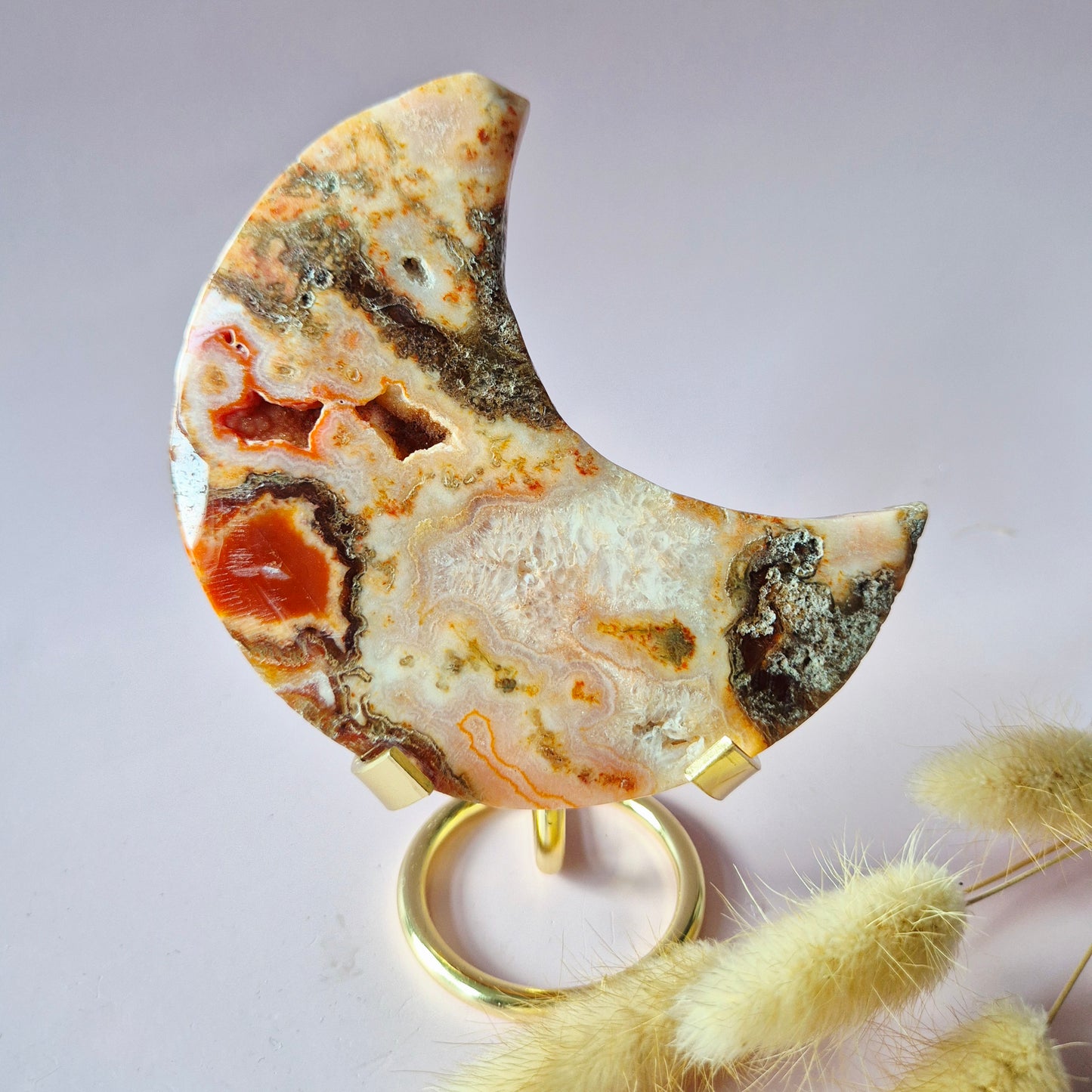 Rode Druzy Mosagaat Maan op standaard – 171g Edelsteen statement piece