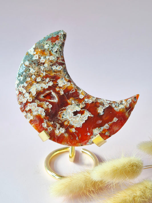 Rode Druzy Mosagaat Maan op standaard – 152g Edelsteen statement piece
