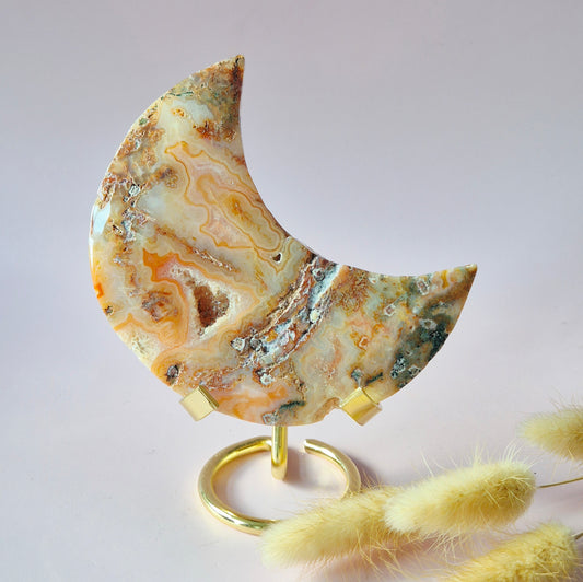 Rode Druzy Mosagaat Maan op standaard – 205g Edelsteen statement piece