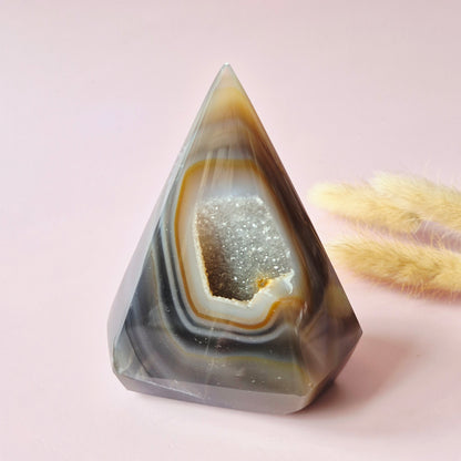 Druzy Grauer Achat - Tropfenförmiger stehender Edelsteinkristall - Nr. 12. 86 Gramm