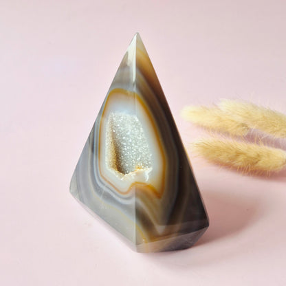 Druzy Grauer Achat - Tropfenförmiger stehender Edelsteinkristall - Nr. 12. 86 Gramm