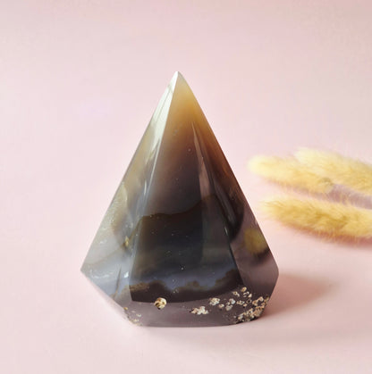 Druzy Grauer Achat - Tropfenförmiger stehender Edelsteinkristall - Nr. 12. 86 Gramm