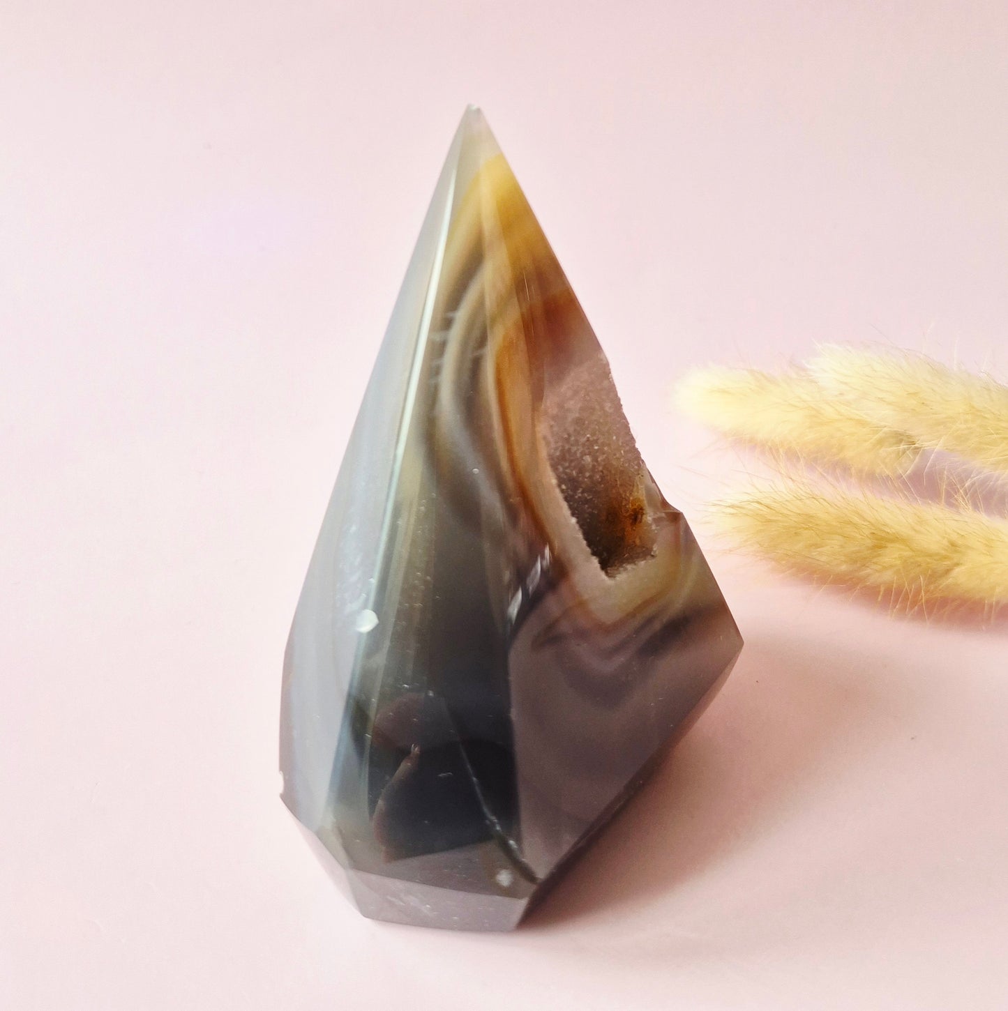 Druzy Grauer Achat - Tropfenförmiger stehender Edelsteinkristall - Nr. 12. 86 Gramm