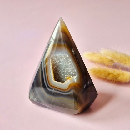Druzy Grauer Achat - Tropfenförmiger stehender Edelsteinkristall - Nr. 12. 86 Gramm