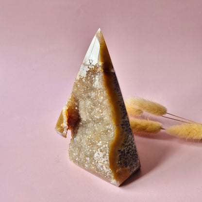 Druzy Grauer Achat - Tropfenförmiger stehender Edelsteinkristall - Nr. 12. 86 Gramm