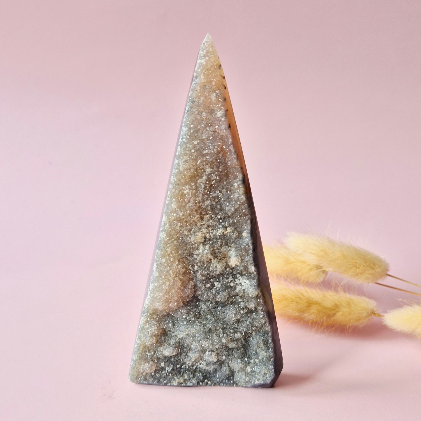 Druzy Grauer Achat - Tropfenförmiger stehender Edelsteinkristall - Nr. 12. 86 Gramm