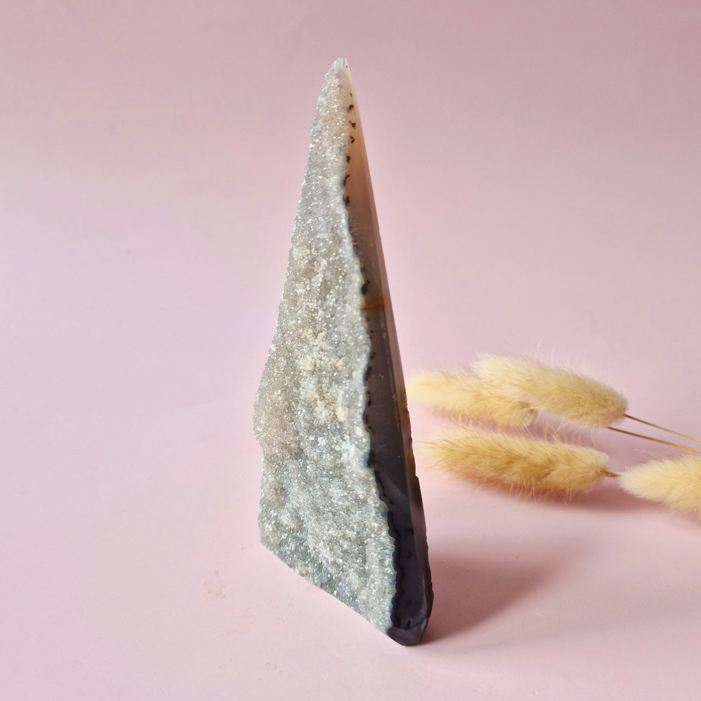 Druzy Grauer Achat - Tropfenförmiger stehender Edelsteinkristall - Nr. 12. 86 Gramm