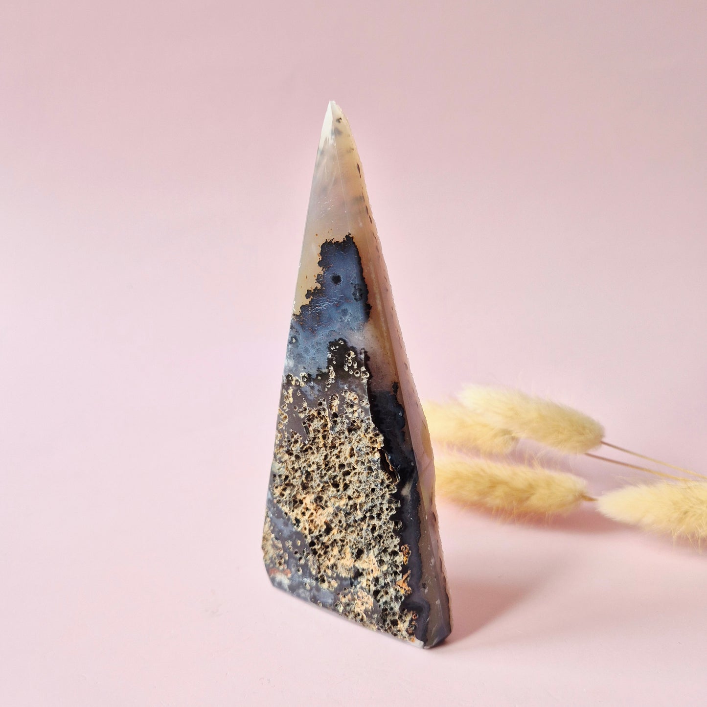 Druzy Grauer Achat - Tropfenförmiger stehender Edelsteinkristall - Nr. 12. 86 Gramm