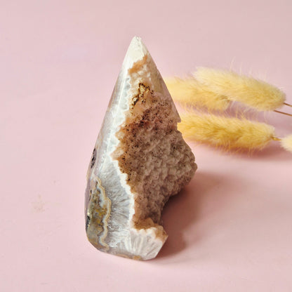 Druzy Grauer Achat - Tropfenförmiger stehender Edelsteinkristall - Nr. 12. 86 Gramm