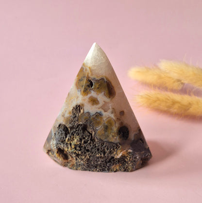 Druzy Grauer Achat - Tropfenförmiger stehender Edelsteinkristall - Nr. 12. 86 Gramm