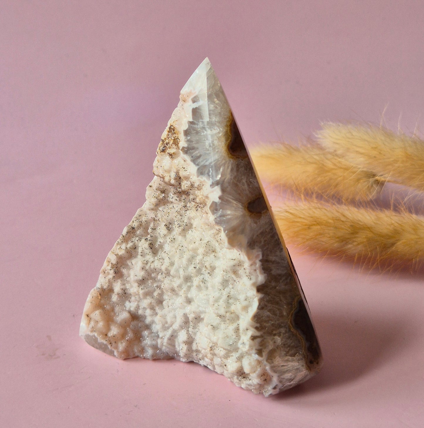 Druzy Grauer Achat - Tropfenförmiger stehender Edelsteinkristall - Nr. 12. 86 Gramm