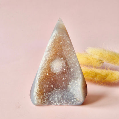 Druzy Grauer Achat - Tropfenförmiger stehender Edelsteinkristall - Nr. 12. 86 Gramm