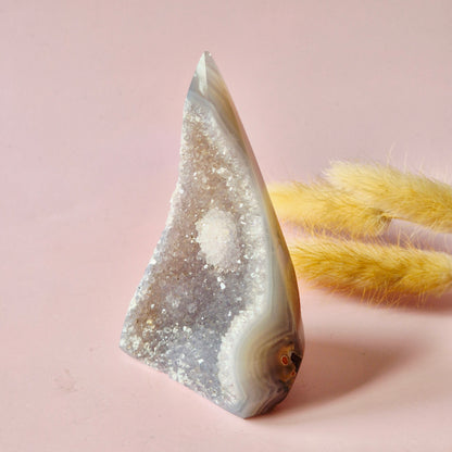 Druzy Grauer Achat - Tropfenförmiger stehender Edelsteinkristall - Nr. 12. 86 Gramm