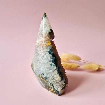 Druzy Grauer Achat - Tropfenförmiger stehender Edelsteinkristall - Nr. 12. 86 Gramm